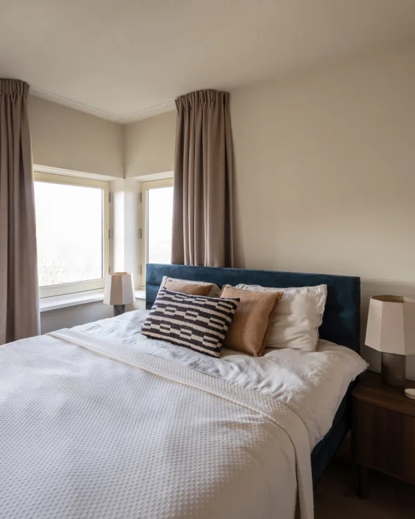 Loft79 overgordijnen in Wilg 08 die de slaapkamer verduisteren en isoleren, passend bij een volwassen en tijdloos interieur.