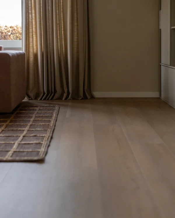 Pvc-vloer Zwolle TX33082 van Aanhuis.nl in een lichte woonkamer; stoer en toch zacht, onderhoudsvriendelijk en bestand tegen het drukke gezinsleven.