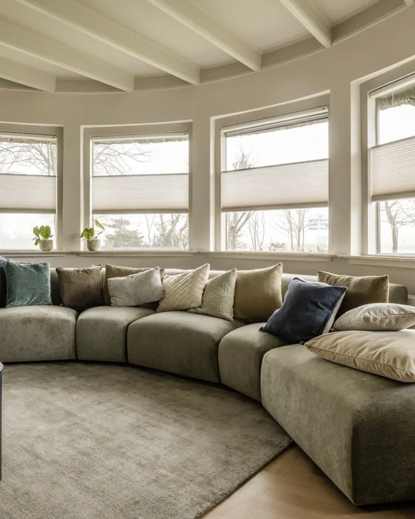 Gezellige zithoek met een frisse, moderne uitstraling.