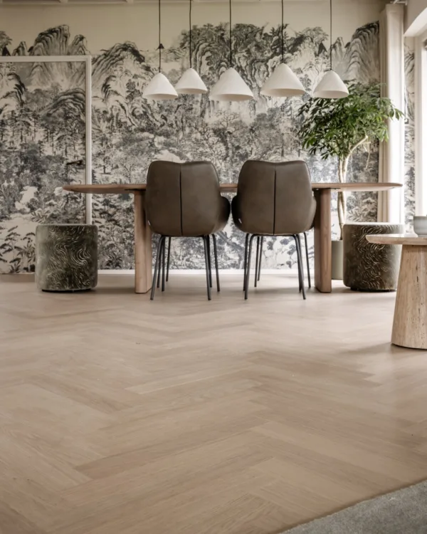 Bjelin houten visgraatvloer die het karakter van het huis versterkt en stijl geeft.