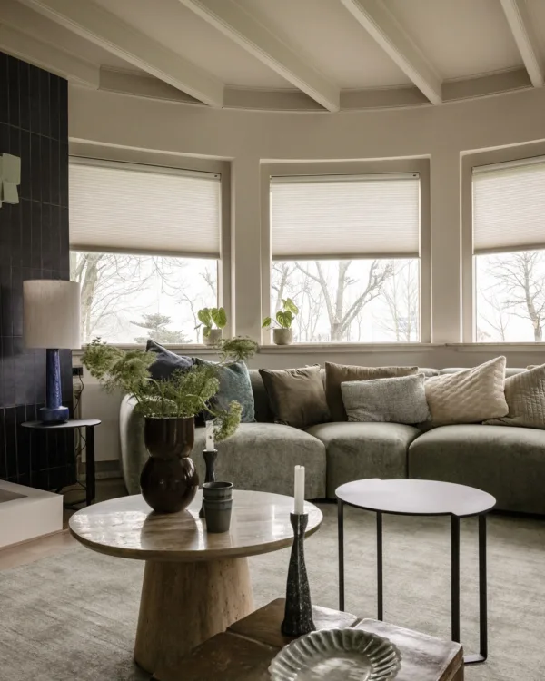 Gezellige zithoek rond de speksteenkachel met een frisse, moderne uitstraling.