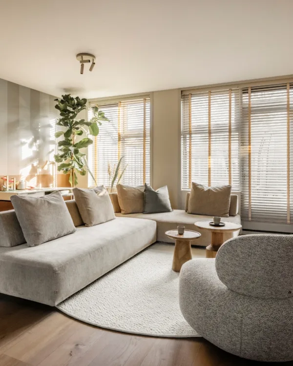 Basic naturel woonkamer met houten lindura vloer, houten jaloezieën en cinewall in grijze look