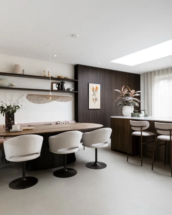 Moderne eetkamer met stalen deuren, houten tafel en lichtgrijze stoelen