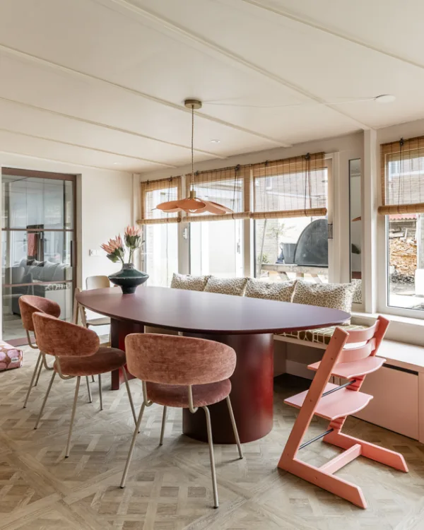 Eetkamer voor het hele gezin met bankje, kinderstoel en onderhoudsvriendelijke pvc vloer.