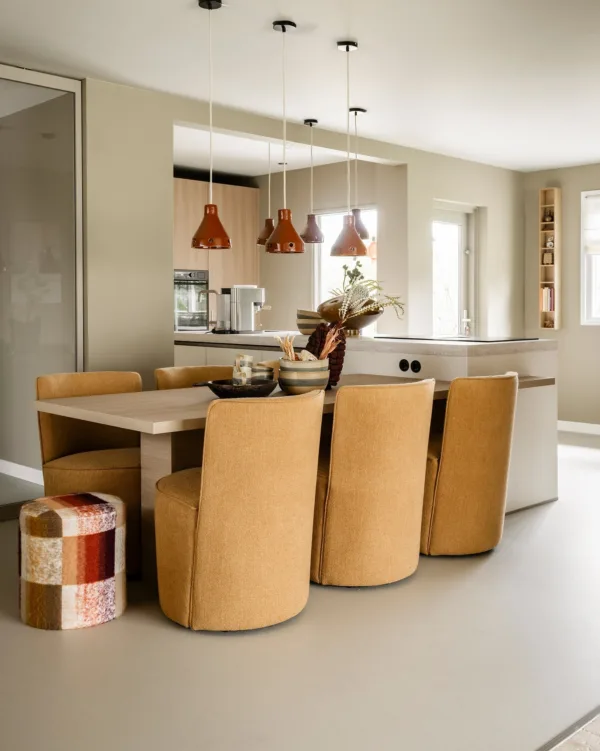 Gezellige leefruimte met aardetinten en duurzame marmoleum vloer in truffelkleur.