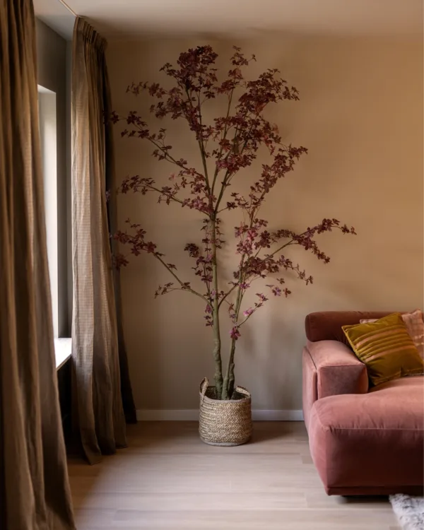 New chic make-over met bruine inbetween gordijnen en lichte houtlook pvc-vloer in woonkamer