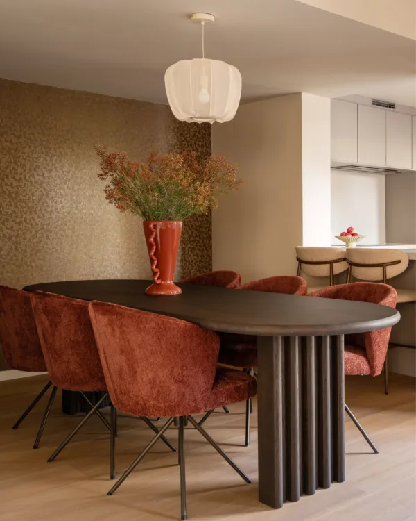 New chic make-over met lichte houtlook pvc-vloer in eetkamer