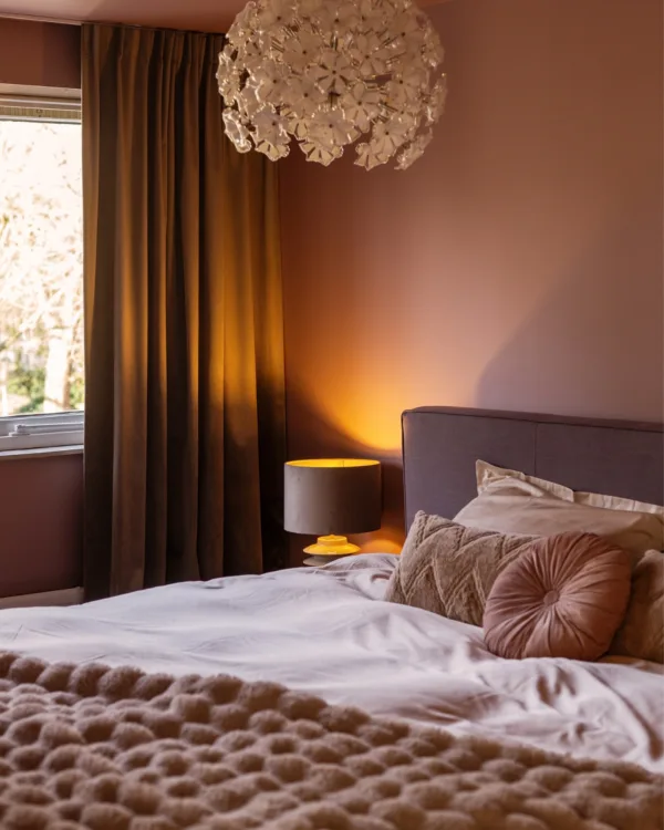 New chic slaapkamer met bruine overgordijnen