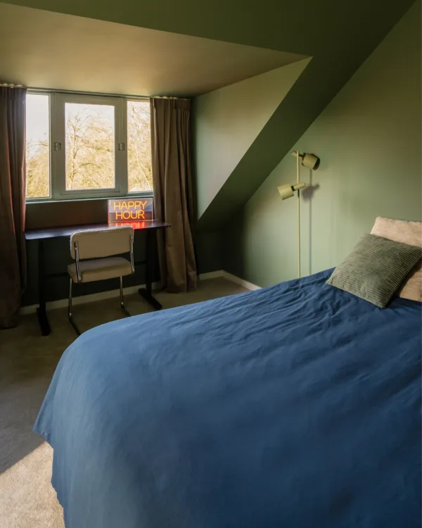 Blauw groene tienerkamer met donkere overgordijnen