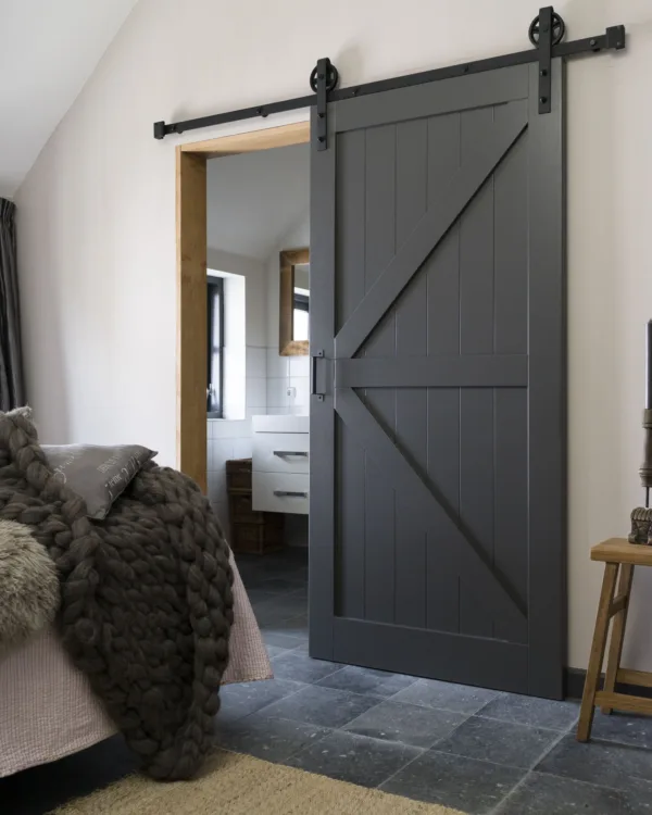 Zwarte weekamp hoeve deur in industriële woonruimte