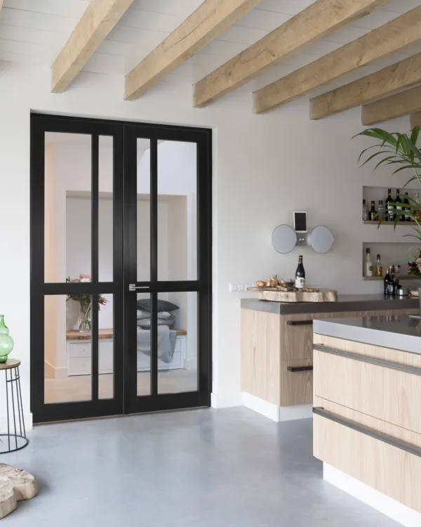 Weekamp houten deur in industriële woning met licht hout