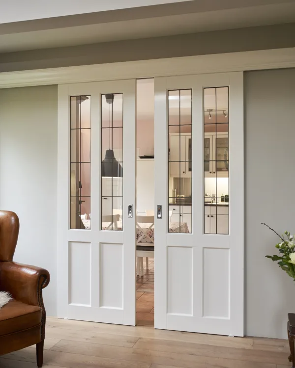 Witte Weekamp gallerijdeur met glas in woonkamer