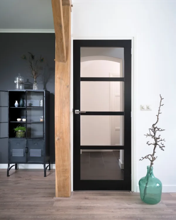 Weekamp houten veste deur met licht verduisterend glas in woonkamer met witte meur en houten elementen