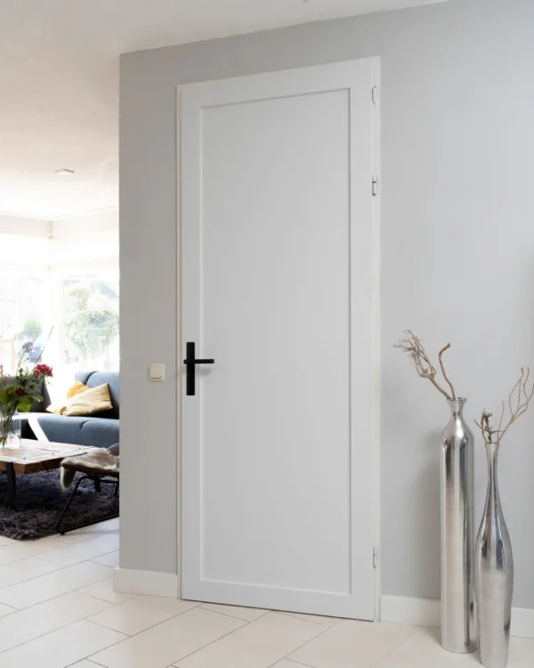 Witte Weekamp houten binnendeur in lichte woonkamer
