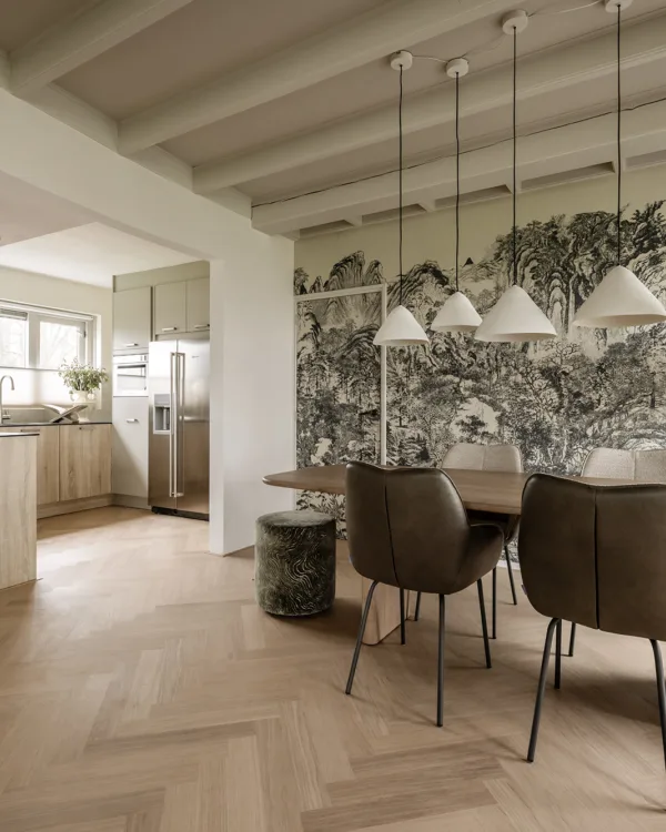 Eetkamer met open keuken, visgraat pvc vloer en natuurlijke inrichting