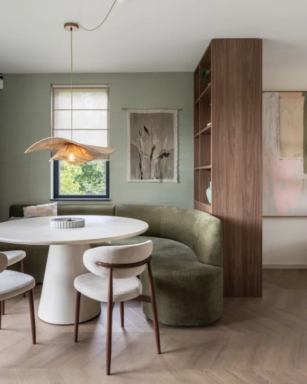 Eetkamer met hanglamp boven de tafel als blikvanger