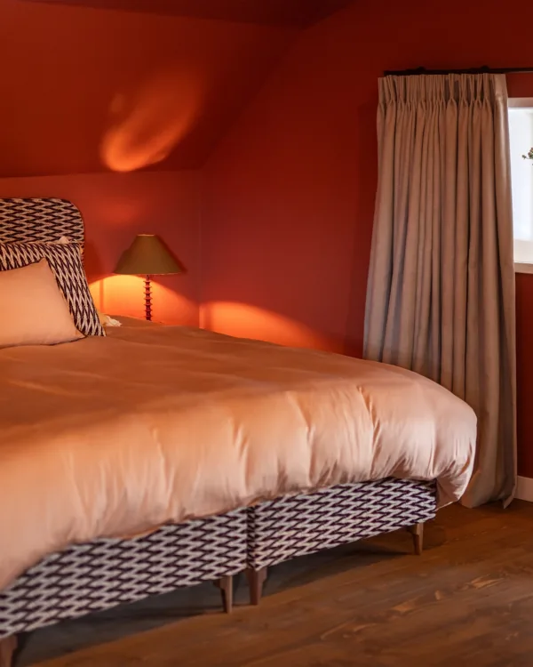 Slaapkamer met op maat gemaakte gordijnen en stille gordijnrails voor optimaal comfort.