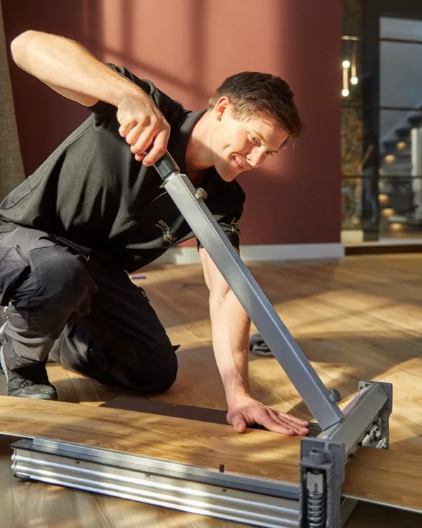 Vakman Aanhuis.nl knipt vloerplanken