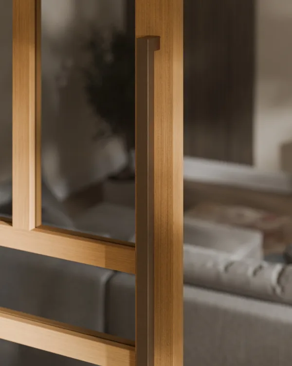 Weekamp houten deur met glas en brons handvat in woonkamer