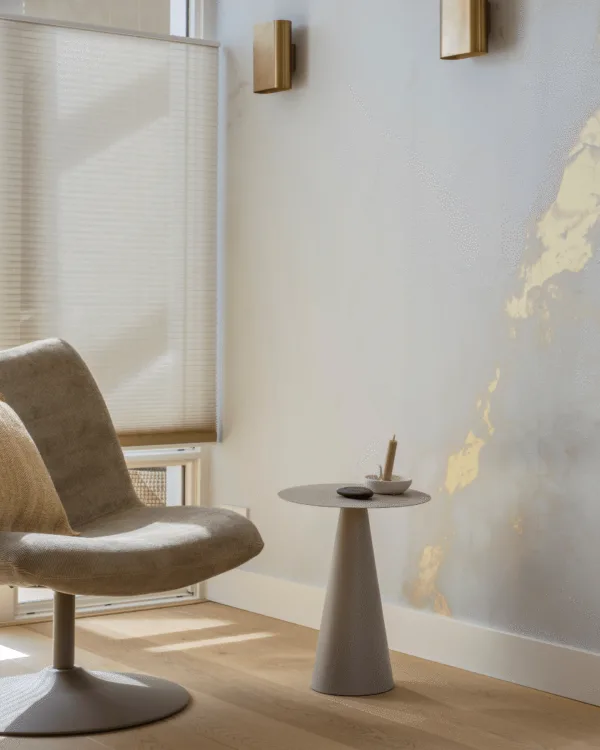 Lichte zithoek met behang, witte duettes en houten vloer