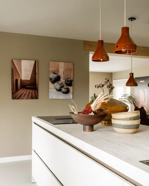 Keuken met open indeling naar woonkamer en kleine hanglampen als eyecatcher