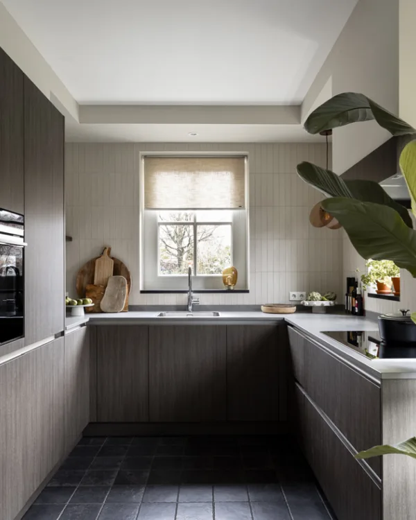 Landelijke keuken met houten kastfronten en warme tinten