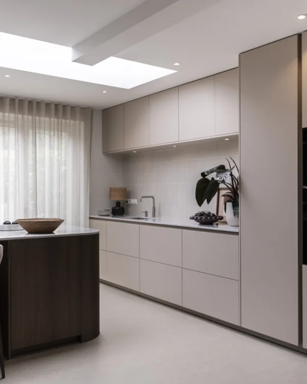 Moderne licht beige keuken met minimalistisch design