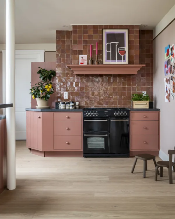 Open keuken met eetbar en houtlook pvc vloer