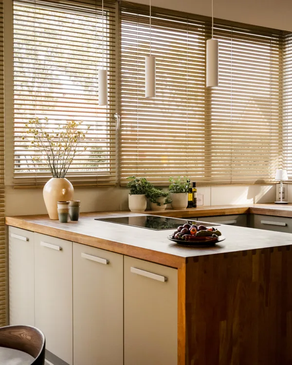 Landelijke keuken met houten kastfronten en warme tinten
