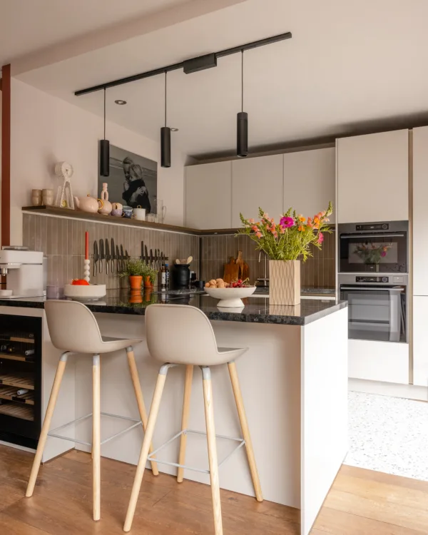 Moderne witte keuken met stenen werkblad en strak design