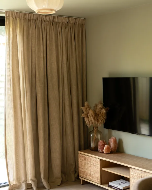 Woonkamer met Inspire inbetween gordijnen 170 Sand en lichte COREtec® PVC vloer