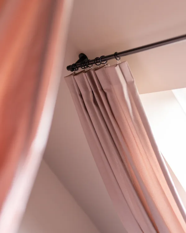 Gordijnen op maat gemaakt van Holland Haag Rebel Lavender in romantische slaapkamer