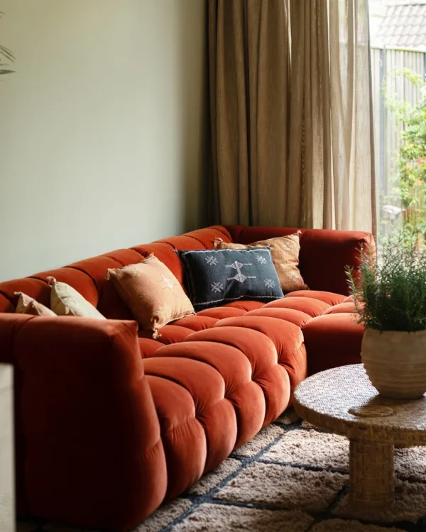 Zithoek met lichte eiken pvc-vloer Coretec® Naturals Desert 805 en Vadain Inspire gordijnen.