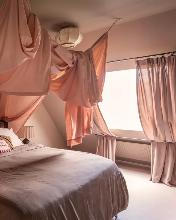 Gordijnen op maat gemaakt van Holland Haag Rebel Lavender in romantische slaapkamer