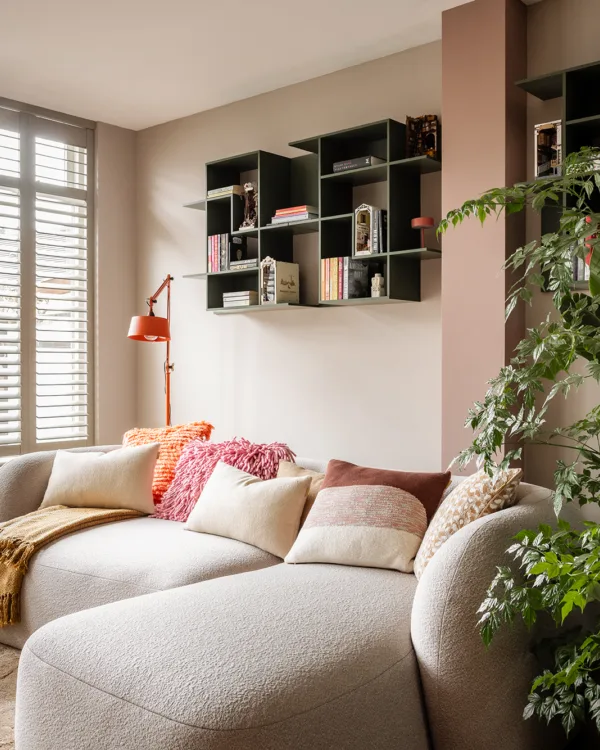 Woonkamer met rustig eijffinger behang