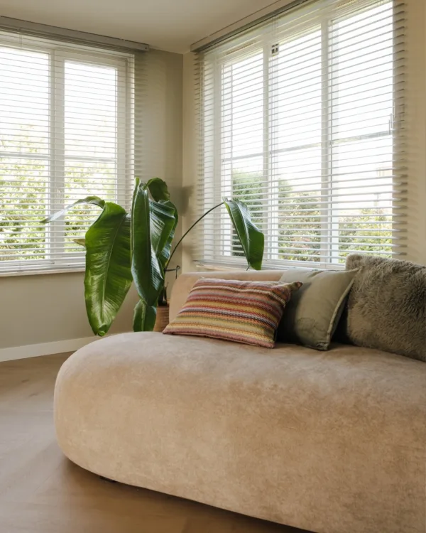 Witte megaview jaloezieën in woonkamer