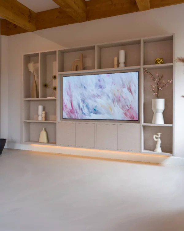 Ruimtelijke woonkamer met harde vloeren, grote ramen en minimalistische inrichting, waardoor geluid kan weerkaatsen en echo ontstaat.