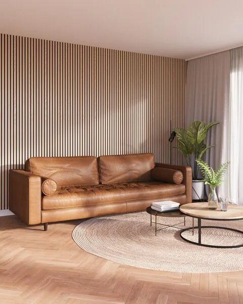 Woonkamer met bruine bank en houten lattenwand op de achtergrond