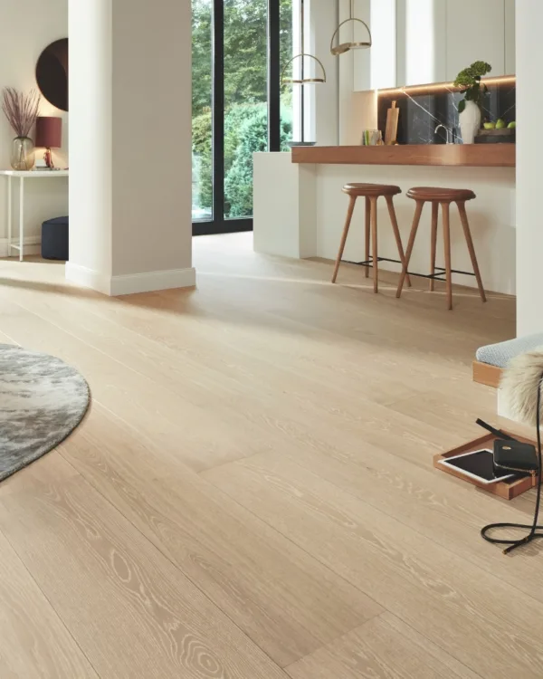 Lichte eiken houten vloer in keuken