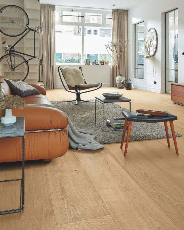 Licht eiken houten vloer in woonkamer