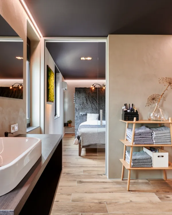 Zwart spanplafond in de badkamer
