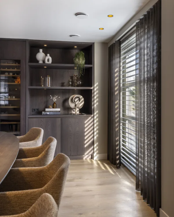 Horizontale jaloezieën van Zonnelux in een modern interieur
