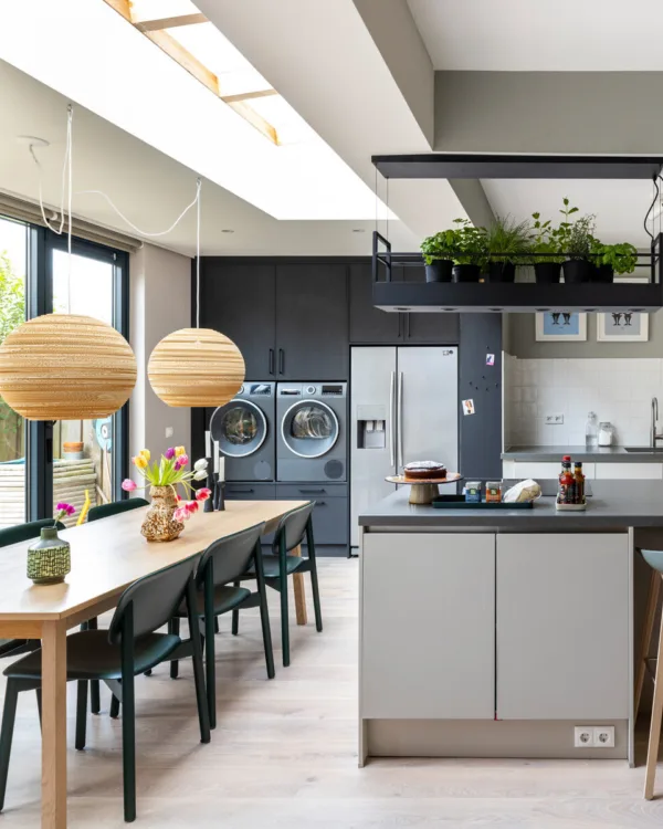 Leefkeuken met ruime koelkast en wasmachinekast op maat
