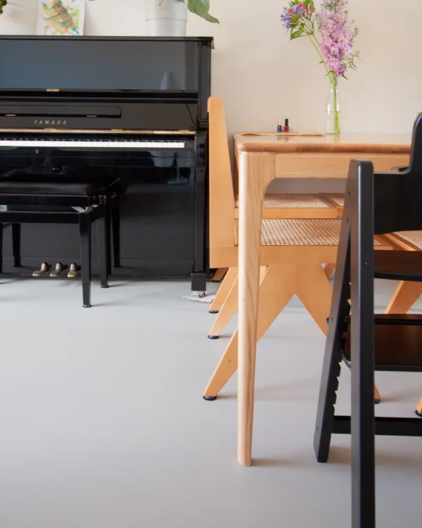 Gietvloer epi Corestone Pebble bij eethoek