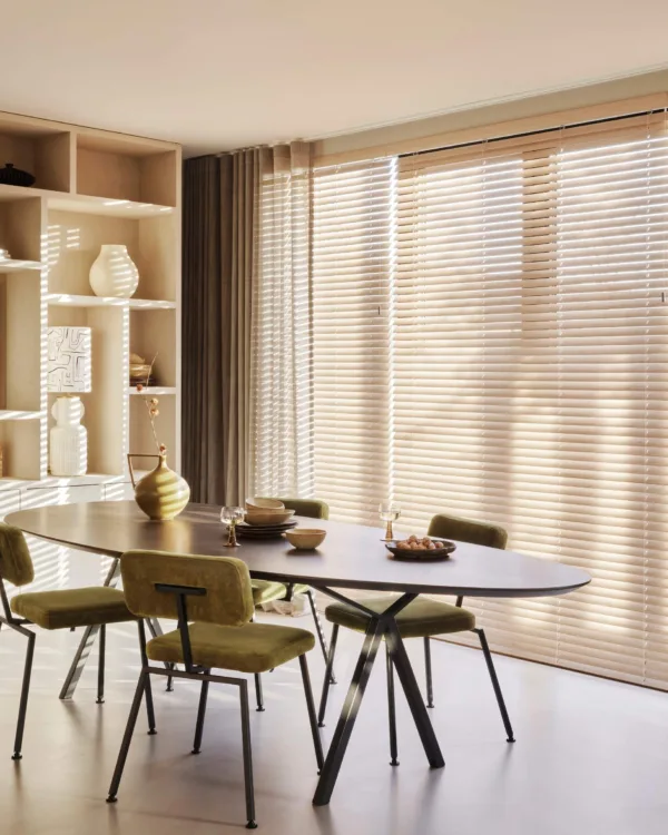 Raamdecoratie met MotionBlinds motor in eethoek