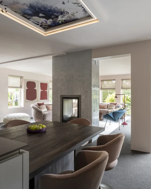 Open keuken met hoge ramen en geweven hout raamdecoratie in sandtint