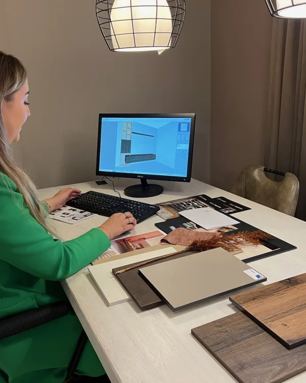 interieuradvies en verschillende stalen van producten plus intekenen op een computer