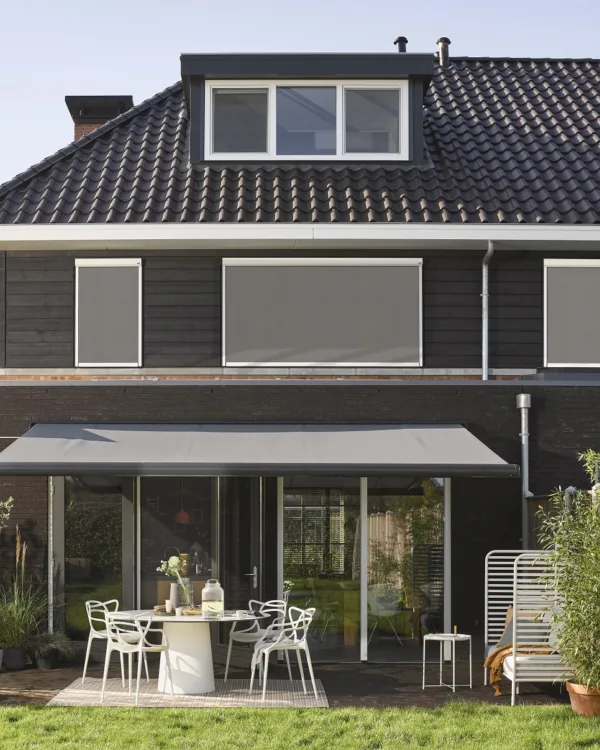 Buitenzonwering: knikarmscherm en screens voor een koel huis in de zomer