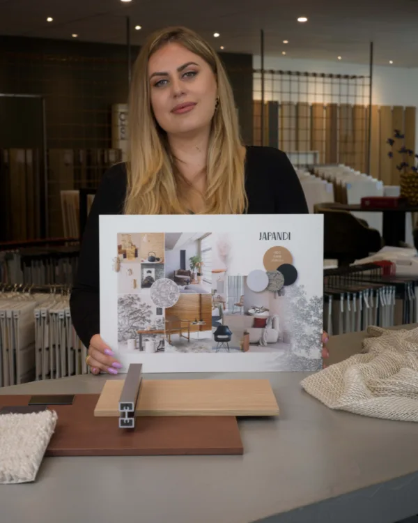 Styliste met moodboard tijdens interieuradvies bij Aanhuis.nl