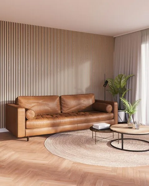 Akoestische houten wandpanelen in de woonkamer achter de bank